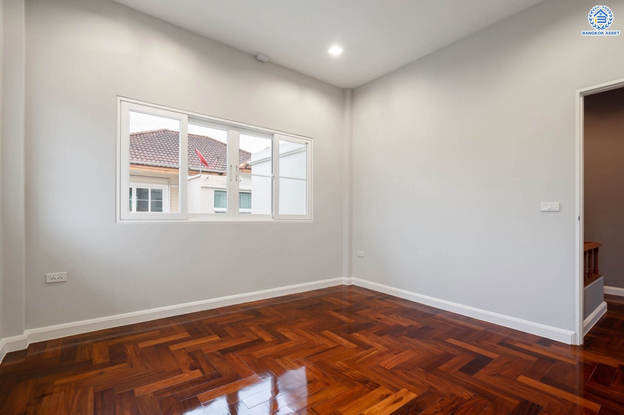 บ้านมือสองตกแต่งใหม่ โครงการ ธนานนท์ ราชพฤกษ์ เนื้อที่ 60 ตร.ว. ฟังก์ชัน 3 ห้องนอน 3 ห้องน้ำ จอดรถได้ 2 คัน พร้อมห้องอเนกประสงค์ 1 ห้อง สามารถปรับเปลี่ยนเป็นห้องทำงาน หรือห้องนอนได้ตามความต้องการ Facilities ตอบโจทย์ทุกกิจกรรม! บนทำเลติดถนนราชพฤกษ์ ใกล้วงเวียนพระราม5 เซ็นทรัลเวสต์เกต และรถไฟฟ้า "สถานีบางรักน้อยท่าอิฐ"